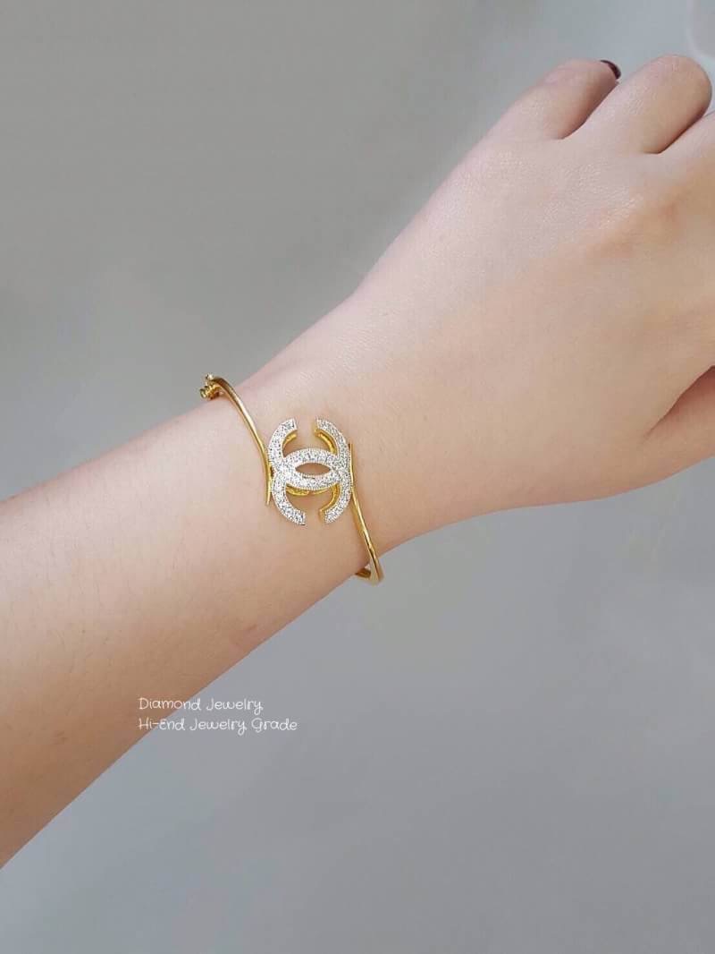 Chanel Bangle กำไลชาแนล งานทอง5 ไมครอน งานอย่างดีค่ะ ตกแต่งด้วยเพชรสวิส รับประกันคุณภาพเลยค่ะ รุ่นนี้ดีไซส์สวย ใช้แม่พิมจากร้านเพชรเลยคะ งานสวยมากกกก ใส่ออกมาสวย เหมือนใส่ทองแท้ค่ะแม่ค้าแนะนำอย่างแรงค่ะ สีของทองเป็นสี 24K สีเหมือนทองแท้ กำไลมีน้ำหนักไม่เบ