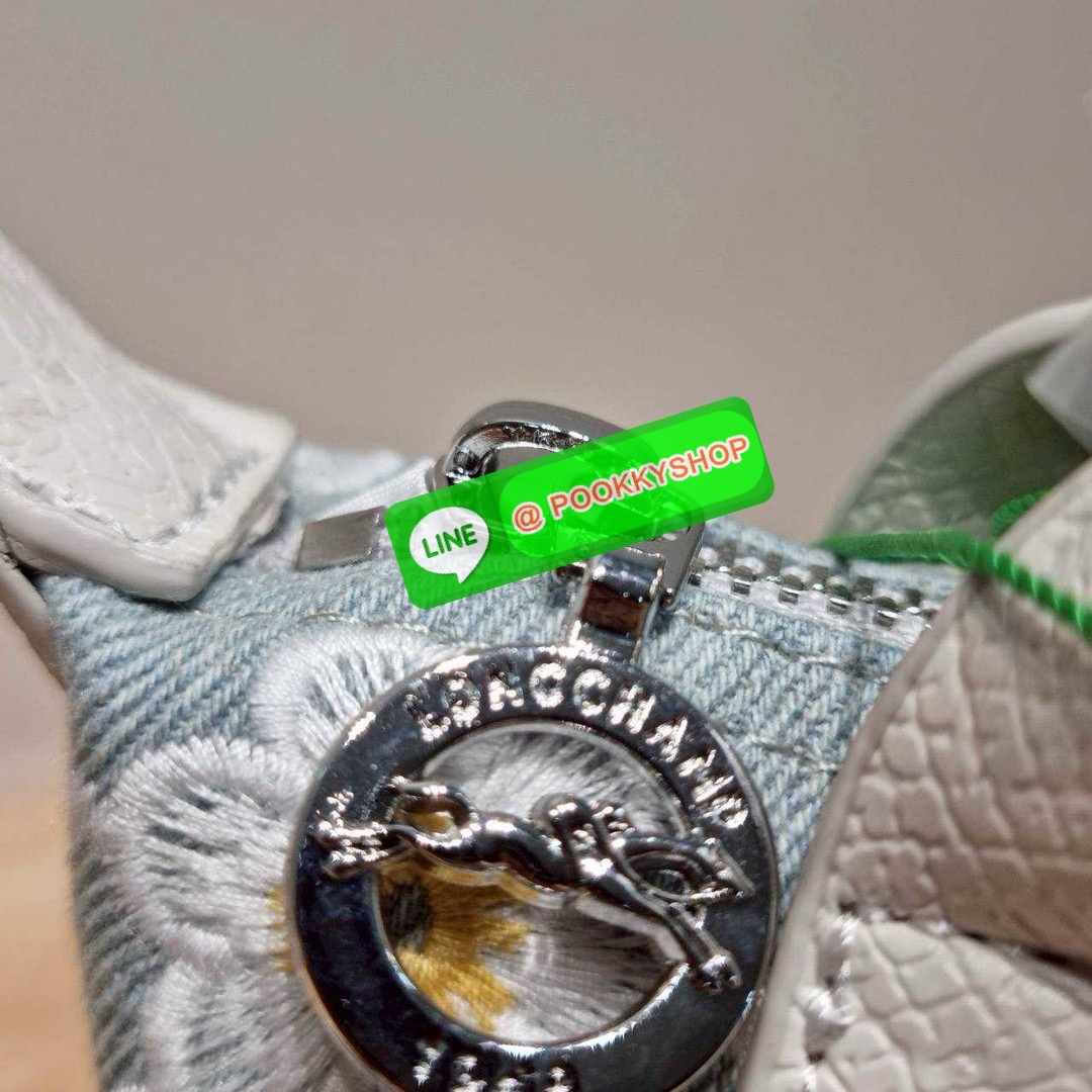 Longchamp le pliage collection XS handbag 🔆 Details น่ารักสดใสรับซัทเมอร์ กับกระเป๋าถือไซส์มินิ ขนาดเล็กพกพาสะดวก โดดเด่นด้วยลวดลายปักบนผ้าโทนสีพาสเทล รูปแบบและสไตล์เป็นเอกลักษณ์ เปิด-ปิดง่ายด้วยซิป มีหูจับถือในตัว และสายสะพายข้างปรับได้ ภายในเป็น