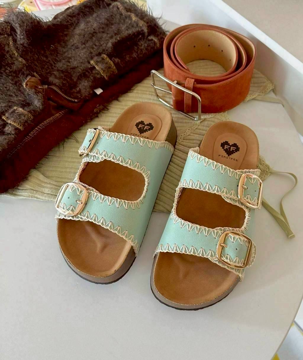 แบบมาใหม่ รองเท้าทรงไบเก้น ส้นหนา 1.5 นิ้ว เย็บตกแต่งลาย งานแฮนด์เมดช่างไทย พื้นเสริมฟองน้ำตรงส้นเท้า ใส่สบาย เข็มขัดปรับระดับเข้าออกได้ เป็นงานส้น PVC แต่งลายไม้ โดนน้ำได้ ไม่เหม็นอับ น้ำหนักเบา