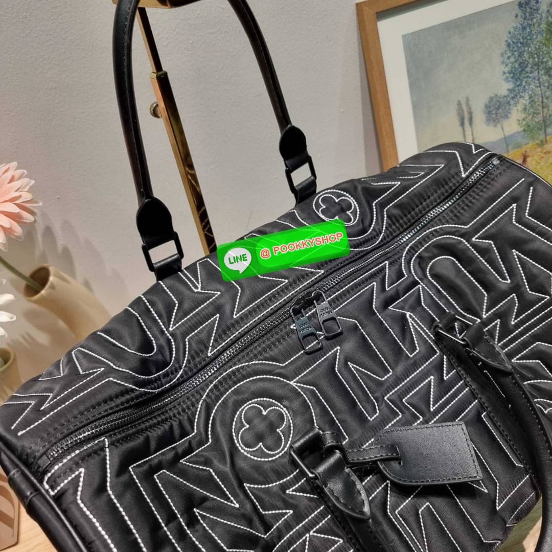 NEW IN LV KEEPALL SNOW BAG ใหม่ล่าสุดกับเวอร์ชั่นใหม่ สไตล์สปอร์ต กระเป๋าเดินทางสุดคลาสสิค ทึ่ใครๆก็เฝ้ารอ ไอเท็มที่จะทำให้การเดินทางไม่ธรรมดาอีกต่อไป ด้วยดีเทลความเป็นเอกลักษณ์ เรียบแต่หรู ดีไซน์ลายปักความเป็นเอกลักษณ์ผสาน ลวดลายโมโนแกรมฟลาวเวอร์ ลงบนผ้า