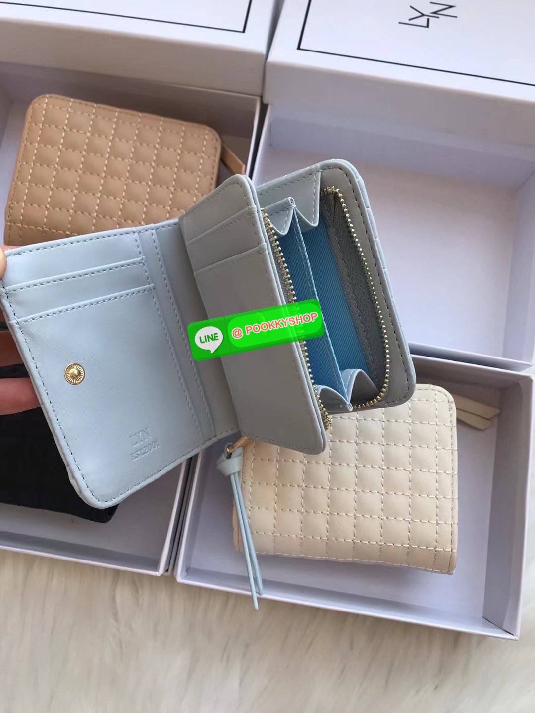 Lyn Decade Wallet กระเป๋าเงินใบสั้น รุ่นนี้สวยน่ารักมากๆ จับถนัดมือ มีฟังก์ชันให้ใช้ครบจบในใบเดียว! วัสดุหนังนุ่มมือ เดินด้ายทั้งใบเพิ่มดีเทล มีโลโก้สวยเด่นที่ด้านหน้า เปิดปิดแบบกระดุมแม่เหล็ก มีช่องใส่ธนบัตรได้ตามยาว ใส่แบงค์ไม่ต้องพับค่า ช่องการ์ด และมี