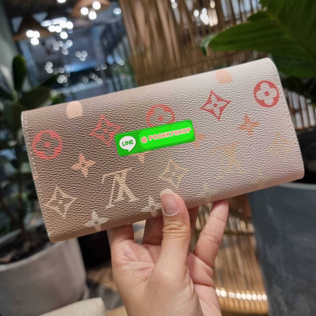 NEW IN!! LV long flap wallet with gwp กระเป๋าสตางค์พรีเมี่ยมกิ๊ฟ แบบพับ ดีไซน์ล่าสุด หวานๆสวยๆ น่าใช้มาก ใบยาวขนาดกำลังเหมาะมือ ถือแล้วขับผิว โดดเด่นด้วยสไตล์การไล่เฉดสีโทนละมุน ดูโดดเด่นไม่เหมือนใคร วัสดุหนังแคนวาส ทนทาน เปิด-ปิดด้วยกระดุม ภายในมีช่องใส่