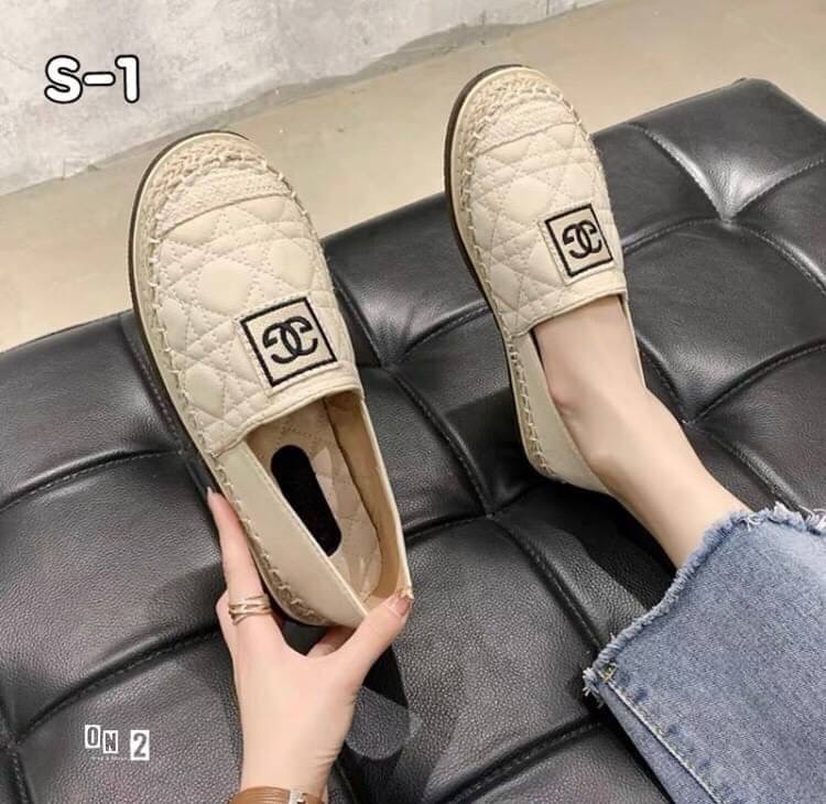เข้าแล้วค่า รองเท้าคัชชูทรง CC espadrilles สุดปัง หนังปัง CC ไขว้หนังเย็บบุลาย หัวตัดสี ขอบเป็นปอถัก ทรงสวยค่ะทรงนี้ฮิตตลอดใส่ได้เรื่อยๆแมทช์กับชุดง่ายพร้อมส่ง 2 สีค่ะ งานดีคัดเกรดงานกล่อง
