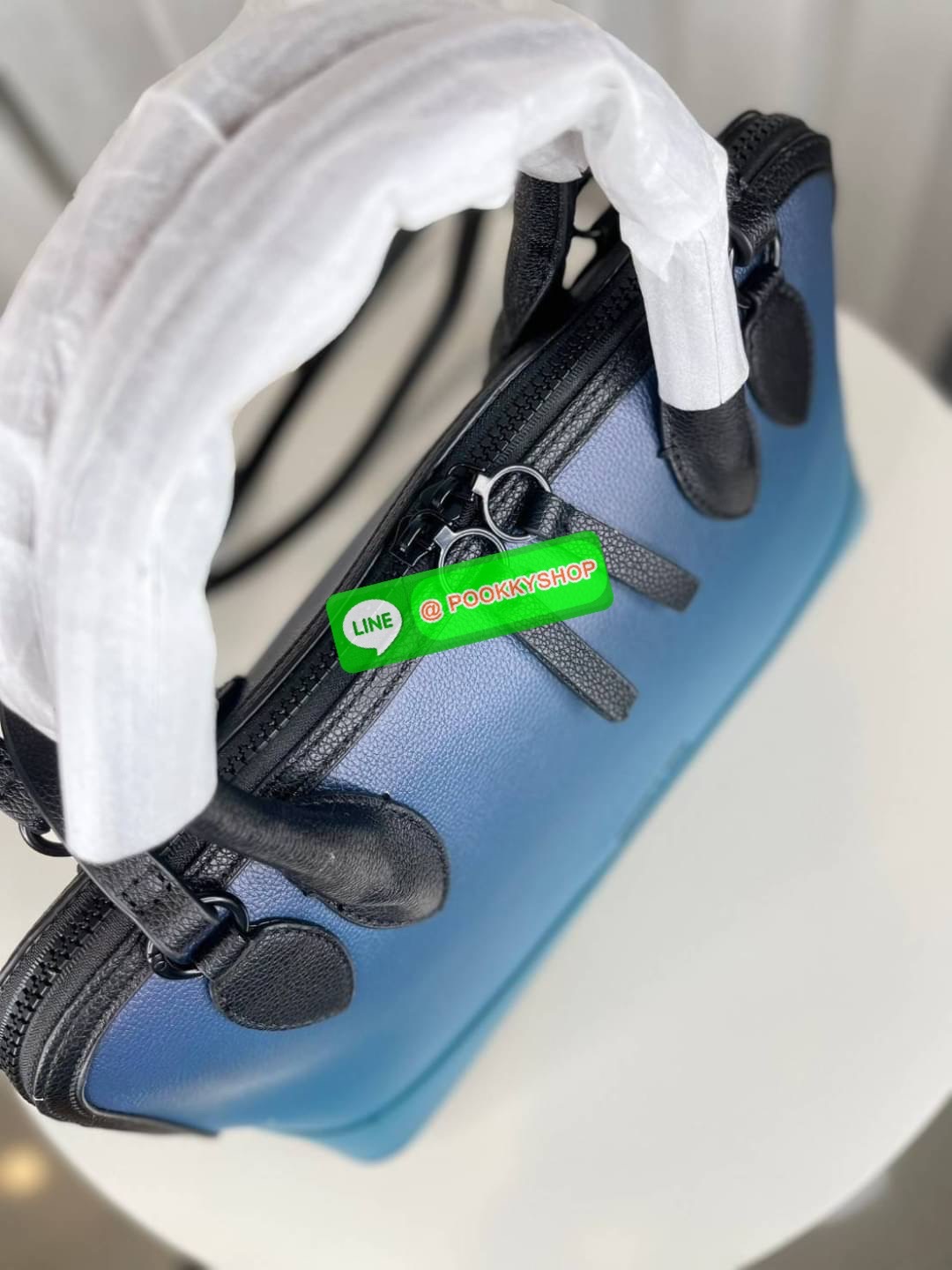 Charles&Keith แท้ Outlet กระเป๋าทรงโดม หรูหราดูไฮ มาพร้อมกับสายสะพาย สำหรับสะพายไหล่ เปิดปิดด้วยซิปคู่ ฐานตั้งอยู่ทรงใบใหญ่ จุของได้เยอะ