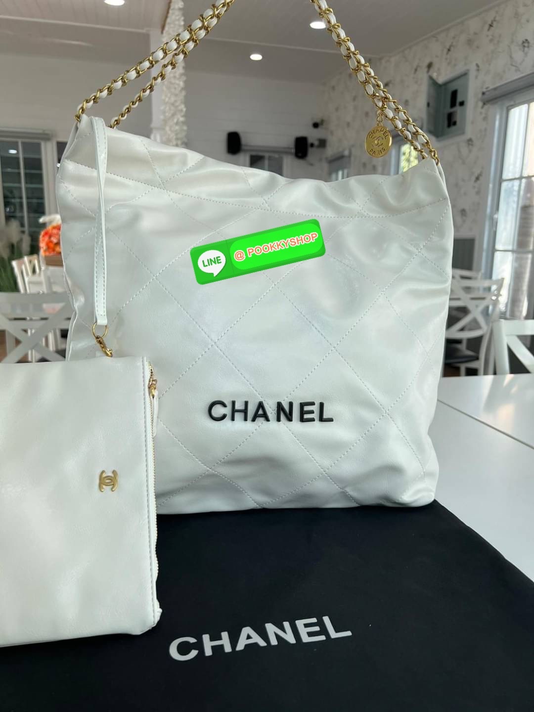 New Arrivals!!! CHANEL BAG VIP GIFT WITH PURCHASE (GWP) พรีเมี่ยมกิ๊ฟสุดหรู วัสดุหนังแกะสังเคราะห์นุ่ม ลื่น มันเงา อะไหล่ทองหรูหรา ไอเท็มมาแรง เกินต้านน ดีเทลเรียบๆแต่หรูหรา ใช้ได้ทุกโอกาศ เปิด-ปิด ด้วยกระดุมแม่เหล็ก ภายในโล่ง มีช่องซิป มาพร้อมใบลูกใส่ตัง