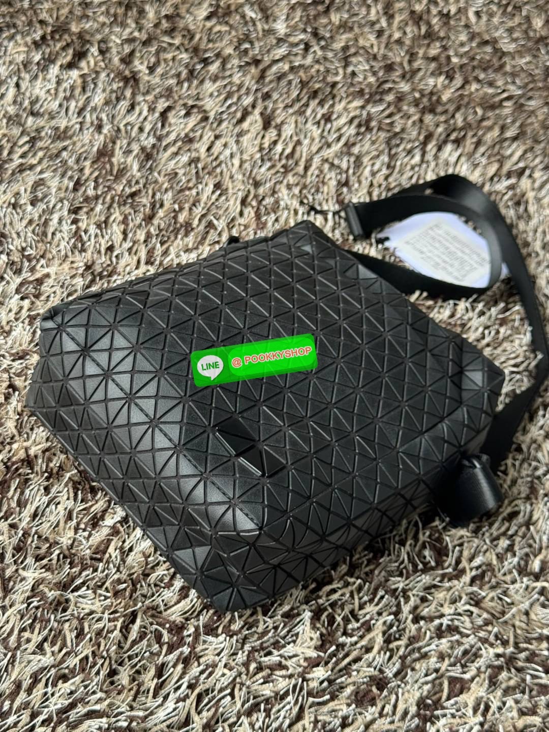 Bao bao issey miyake VOYAGER Shoulder Bag กระเป๋าสะพายข้างใบนี้มีสายสะพายปรับระดับได้ มีซิปเปิดปิดด้านบน และช่องแบบเปิดด้านใน ช่องกระเป๋าด้านนอกปิดด้วยปุ่มแม่เหล็ก มีขนาดที่สะดวกสำหรับเก็บสิ่งของจำเป็นทั้งหมดของคุณ VOYAGER คือเพื่อนร่วมเดินทางที่สมบูรณ์แบ