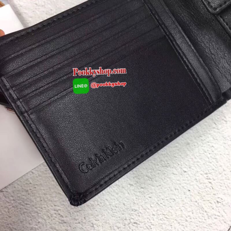 New arrival!!! พร้อมส่ง Calvin Klein Wallet กระเป๋าสตางค์แบบพับ 2 ตอนสำหรับผู้ชาย ตัวกระเป๋าทำจากหนังเรียบหรู ด้านหน้าติดโลหะปั๊มแบรนด์มุมล่างขวา ด้านในมีช่องใส่บัตร ใส่ธนบัตรแยกเป็นสัดส่วนและมีช่องใส่เหรียญ ไม่ว่าจะใช้เองหรือเป็นของขวัญก็คุ้มค่าน่าใช้มาก