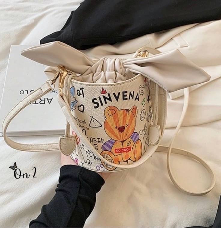 กระเป๋าสะพายทรงถัง หนังพิมพ์ลาย เปิดปิดแบบหูรูด อะไหล่ทอง มาพร้อมสายสะพายยาวครอสบอดี้ งานน่ารักมากค่ะ