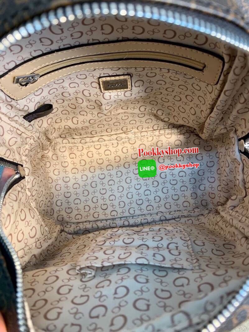 GUESS WOMEN’s DOME BACKPACK BAG พร้อมส่งค่ะ!! กระเป๋าสะพายหลัง มีหูหิ้ว ด้านหน้ามีโลโก้แบรนด์และช่องซิปหนึ่งช่องใส่มือถือหรือจองจุกจิกค่ะ เปิดปิดกระเป๋าช่องหลักแบบซิปคู่ ภายในโล่งกว้าง ซัปในผ้าลายแบรนด์นะค่ะ มีข่องซิปและช่องเล็กใส่ของจุกจิกค่ะ สายสะพายด้า