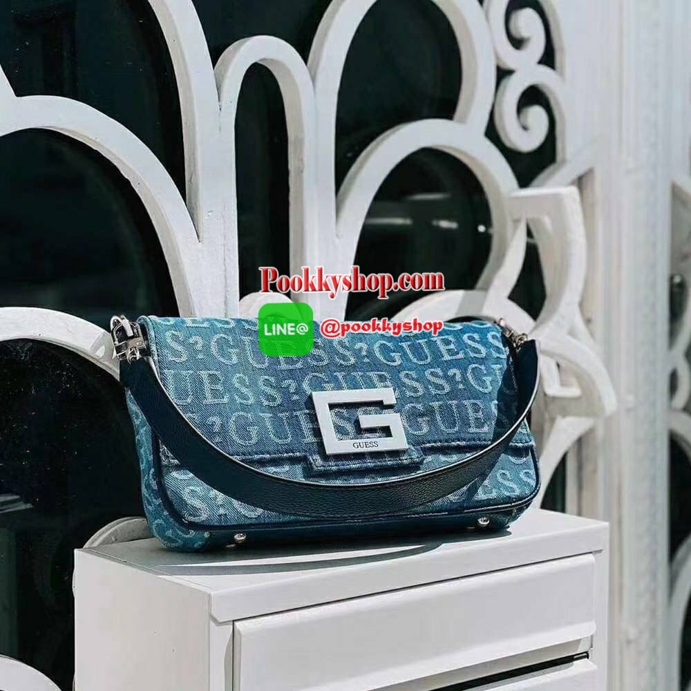 New Collection !! Guess Women’s Crossbody Bag รุ่นใหม่ชนช็อป!! กระเป๋าสะพายไหล่/สะพายข้าง/ถือเป็นคลัช มีดีเทลสวยเก๋!! วัสดุผ้ายีนส์ทอลายแบรนด์ ตัวกระเป๋าตัดขอบหนัง มาพร้อมสายหนังสะพายไหล่และสายสะพายยาวเลื่อนปรับได้ ด้านหน้าประดับโลโก้แบรนด์ มีหมุดรองฐาน4ม