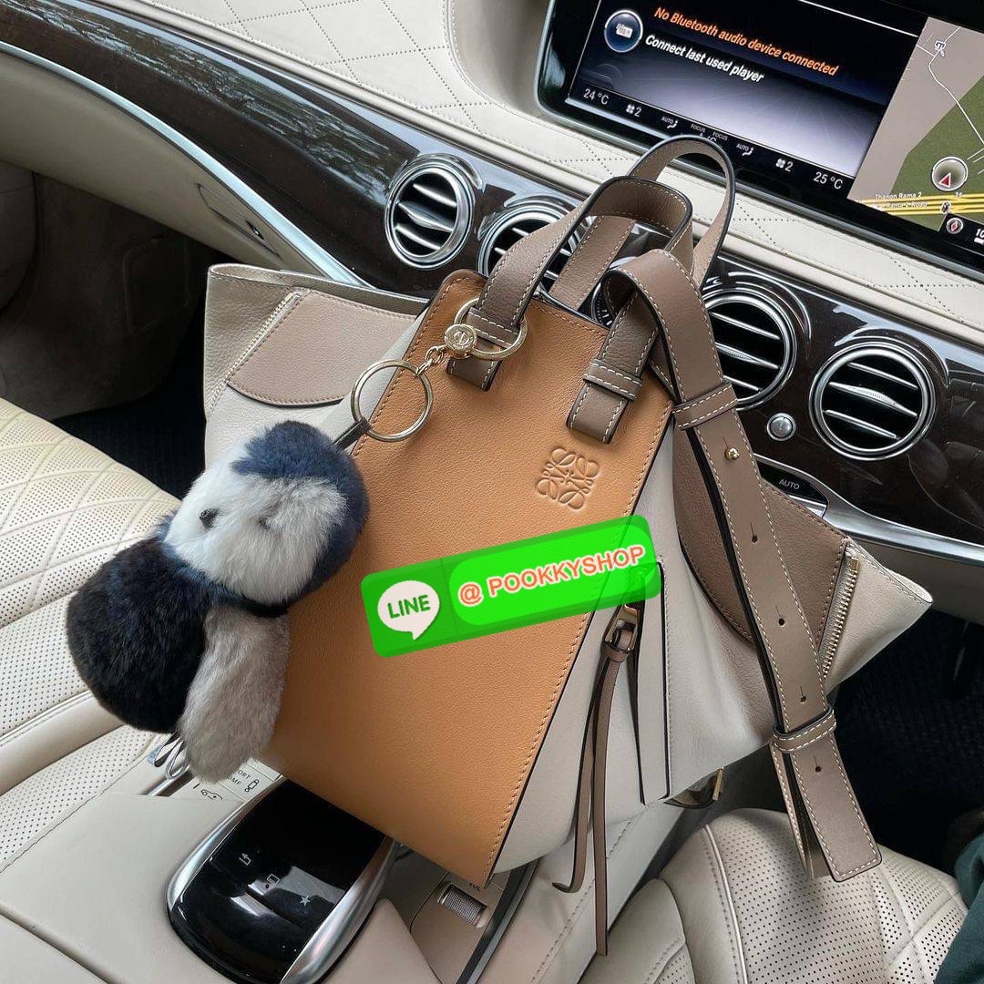 ✴️ห้ามพลาด!✴️LOEWE HANDLE & SHOULDER BAG VIP GIFT WITH PURCHASE (GWP) กระเป๋าถือหรือสะพายหนังแท้พรีเมี่ยมกิ๊ฟ Limited จาก LOEWE PERFUME DUTYFREE รุ่น Rare items สุดๆวัสดุหนังแท้ Calfskin หนังสวยดีไซน์มีเอกลักษณ์ ใบใหญ่กำลังดี น้ำหนักเบา ด้าน