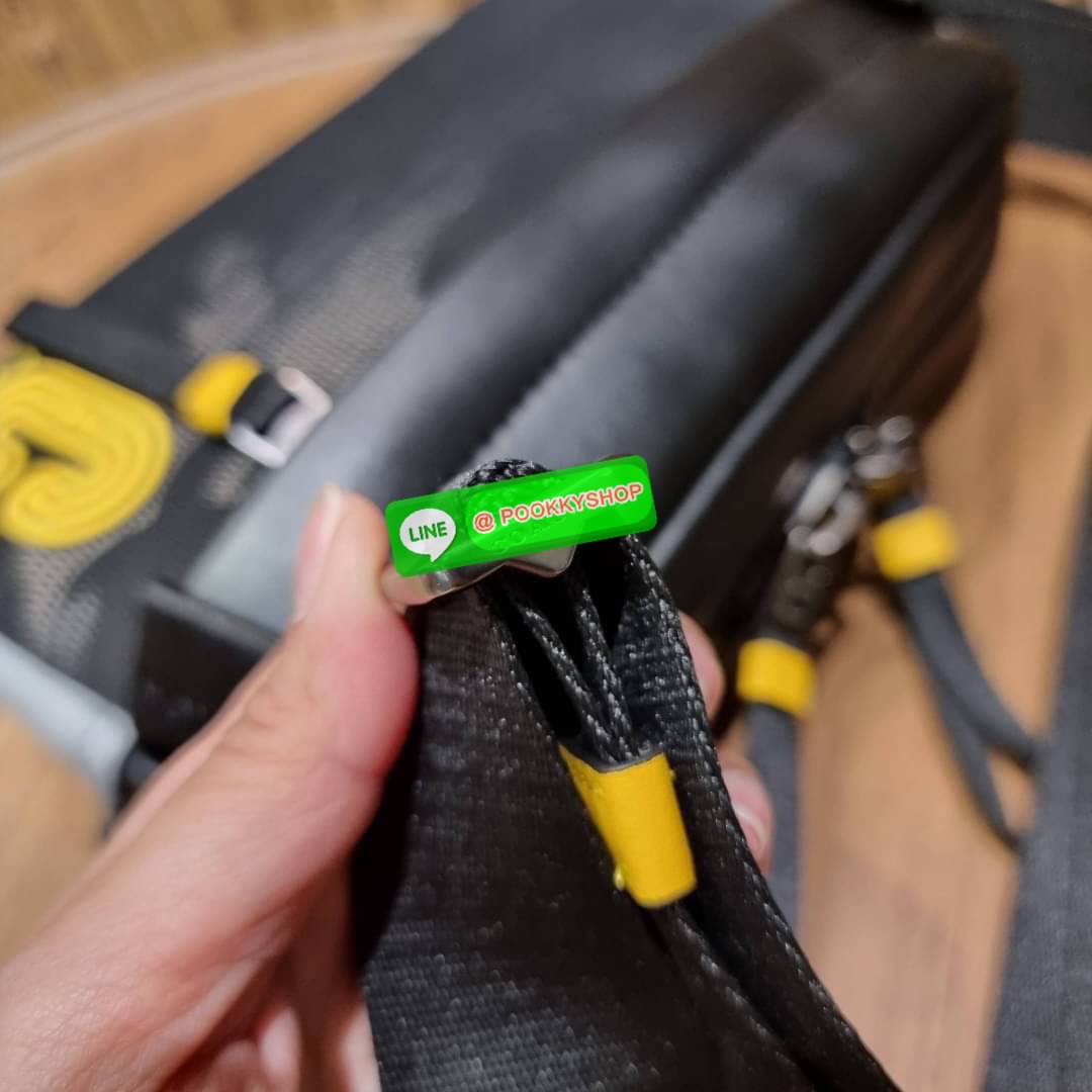 COACH 2373 EDGE CROSSBODY ความเท่ never die!! กระเป๋าครอสบอดี้ทรงยอดฮิต ที่หนุ่มๆไม่ควรพลาด รูปทรงดีไซน์คลาสสิค ใช้งานง่าย วัสดุหนังแท้สลับแคนวาส โดดเด่นด้วยลูกเล่นโทนสี ตัวกระเป๋ามีซิปหลัก และซิปด้านหน้า พร้อมช่องแยกด้านหลัง ใส่ของไปเลยเน้นๆ ใส่โทรศัพท์ม