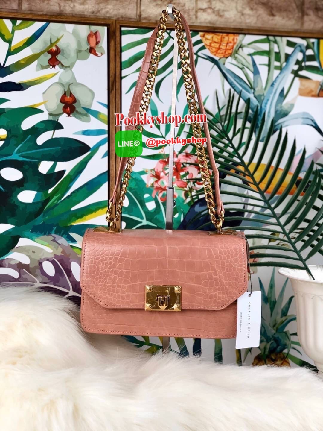 กระเป๋าสะพาย/ถือลายจระเข้รุ่น CHARLES & KEITH CROC-EFFECT CHAIN STRAP CROSSBODY BAG ด้านหน้าปั๊มแบรนด์ เปิดปิดแบบเปิดล็อก ด้านในแบ่งออกเป็น 2 ช่องใหญ่ มีช่องซิปตรงกลาง ช่องการ์ด 4 ช่อง ด้านในสามารถใส่กระเป๋าเงินใบกลางได้ /iPhone plus สายสะพายเป็นสายโซ่ครึ