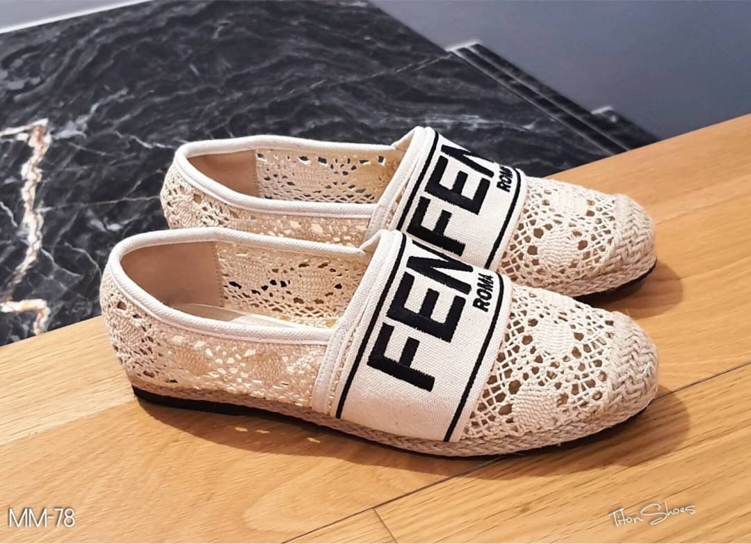 งานเข้าใหม่ เพิ่งมาค่ะ พร้อมส่ง คลอใหม่ สลิปออนงานลูกไม้คาด Fendi Roma น่ารักมากๆ รุ่นนี้ พื้นปั้มแบรนด์