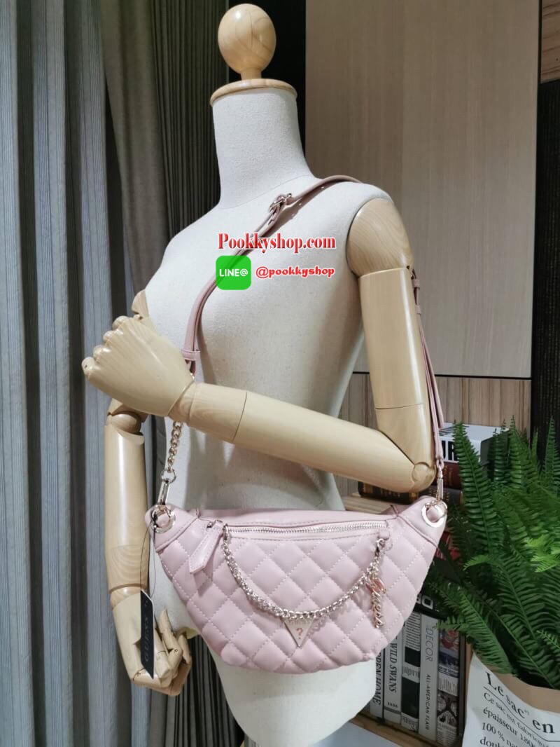 NEW ARRIVAL! Guess Kyli Fanny Pack Belt Bag 2019 กระเป๋าสะพาย/คาดเอว/คาดอกรุ่นใหม่ล่าสุดจาก GUESS FACTORY วัสดุหนังเเกะสังเคราะห์แบบนิ่มลายตารางเปิดปิดด้วยซิป ด้านหน้าประดับโซ่ห้อยโลโก้ดูมีดีเทล ด้านหลังมีช่องซิป ภายในมีโลโก้และช่องซิป สะพายได้หลายแบบไม่จ
