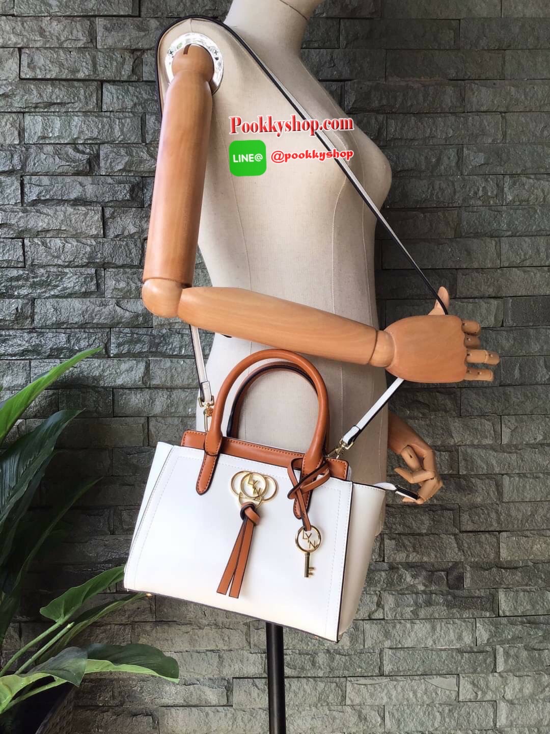 New Collection!!! LYN CROSSBODY BAG กระเป๋าสะพายไหล่ / กระเป๋าถือ ทรงปีกคอลเลคชั่นใหม่ สีทูโทน สวยโดดเด่น(!!)มาพร้อมกับรูปทรงดีไซน์สุดคลาสสิค ตกแต่งด้านหน้าห้อยพวงกุญแจ Lyn สุดเก๋ มาพร้อมกับสายสะพายยาวปรับระดับได้ เปิดปิดด้วยซิป ภายในโล่งกว้าง แยกเป็นสัดส