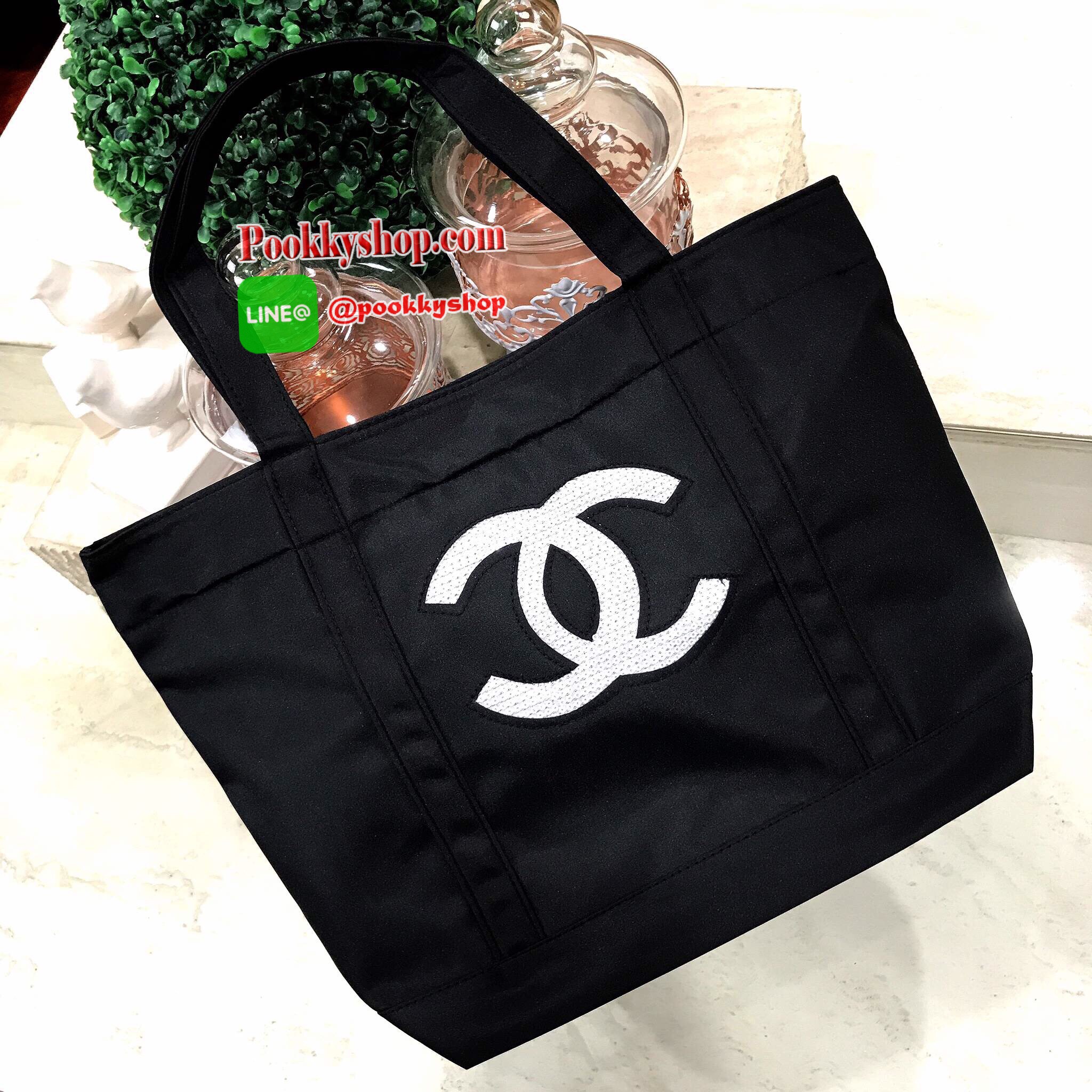 Must Have! Chanel Beaute Black Sequin Shopping Bag กระเป๋าสะพาย ShoppingBag พรีเมี่ยมกิ้ฟ Limited Edition ของแท้นำเข้าจากเคาน์เตอร์ Chanel Beaute ใบใหญ่ประดับคริสตัลสีดำโลโก้ CC สุดคลาสสิค ซับใน Polyester 100% เปิดปิดด้วยกระดุมแม่เหล็ก น้ำหนักเบา จุสุดๆ ใ