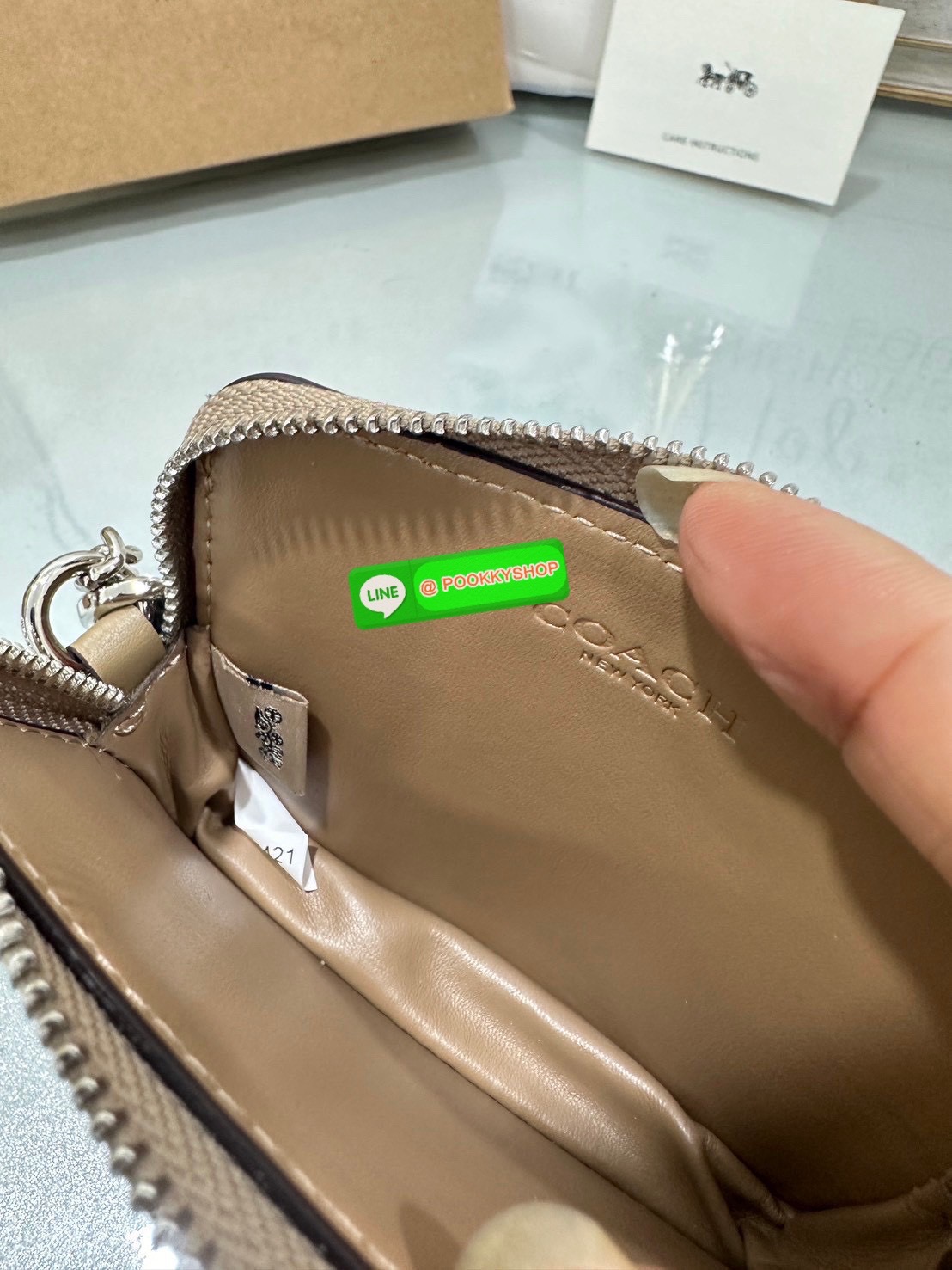 💗Coach C0058 Zip Card Case In Signature Canvas💗 กระเป๋าใบนี้นอกจากช่องใส่บัตรแล้ว ด้านหลังยังมีช่องสำหรับใส่ธนบัตรหรือเหรียญสามารถเปิดปิดได้ด้วยซิป เพิ่มลูกเล่นเป็นสายโซ่คล้องมือ หรือคล้องกับกระเป๋าก็ได้เช่นกัน ขนาดกะทัดรัด พกพาสะดวก การดู