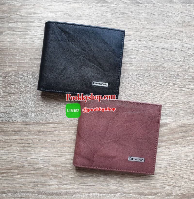 New arrival!!! พร้อมส่ง Calvin Klein Wallet กระเป๋าสตางค์แบบพับ 2 ตอนสำหรับผู้ชาย ตัวกระเป๋าเป็นหนังลวดลายโดดเด่นดูไม่จำเจ ด้านในมีช่องใส่บัตร ใส่ธนบัตรแยกเป็นสัดส่วน ไม่ว่าจะใช้เองหรือเป็นของขวัญก็คุ้มค่าน่าใช้มากค่า