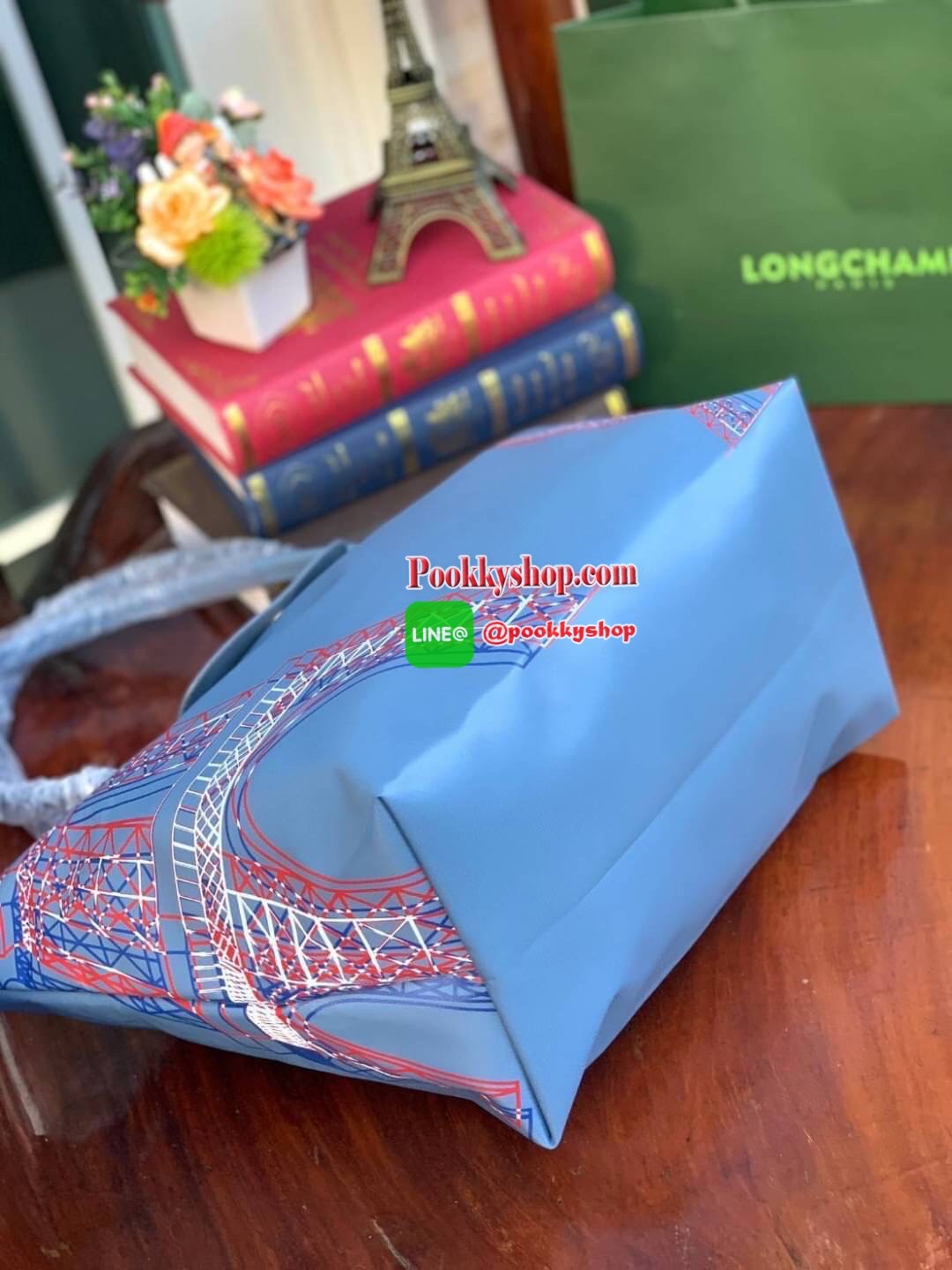 Longchamp Made In France Le Pliage Eiffel Tower Limited Edition Tote Bag สุดลิมิเตทกับlongchamp ที่ ออกมาเฉพาะซีซั่น พิมพ์ลายหอไอเฟล สามาถพับเก็บได้ ตรงตามชื่อทรง (คำว่า Le Pliage เป็นภาษาฝรั่งเศส แปลว่าการพับ) ส่วนฝาปิดและหูจับเป็นหนังที่ทำให้กระเป๋าดูไม