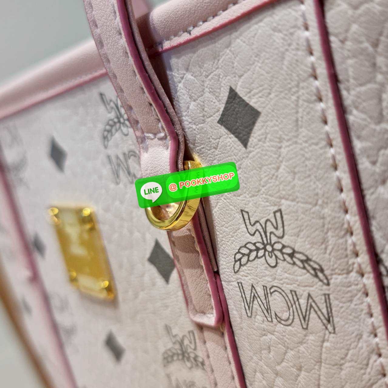 🔆 Model MCM × HELLO KITTY MINI TONI SHOPPER IN VISETOS 🔆 Details ฉลองครบรอบ 50 ปี Hello Kitty ที่มาคอลแลบกับ Mcm ได้อย่างลงตัว น่ารักน่าใช้มากๆ กับกระเป๋าถือ/สะพายข้าง ทรง shopper ไซส์มินิ สวยคลาสสิค ดีไซน์ปั๊มลายคิตตี้ละมุนๆ ขนาดพกพาสะดวก