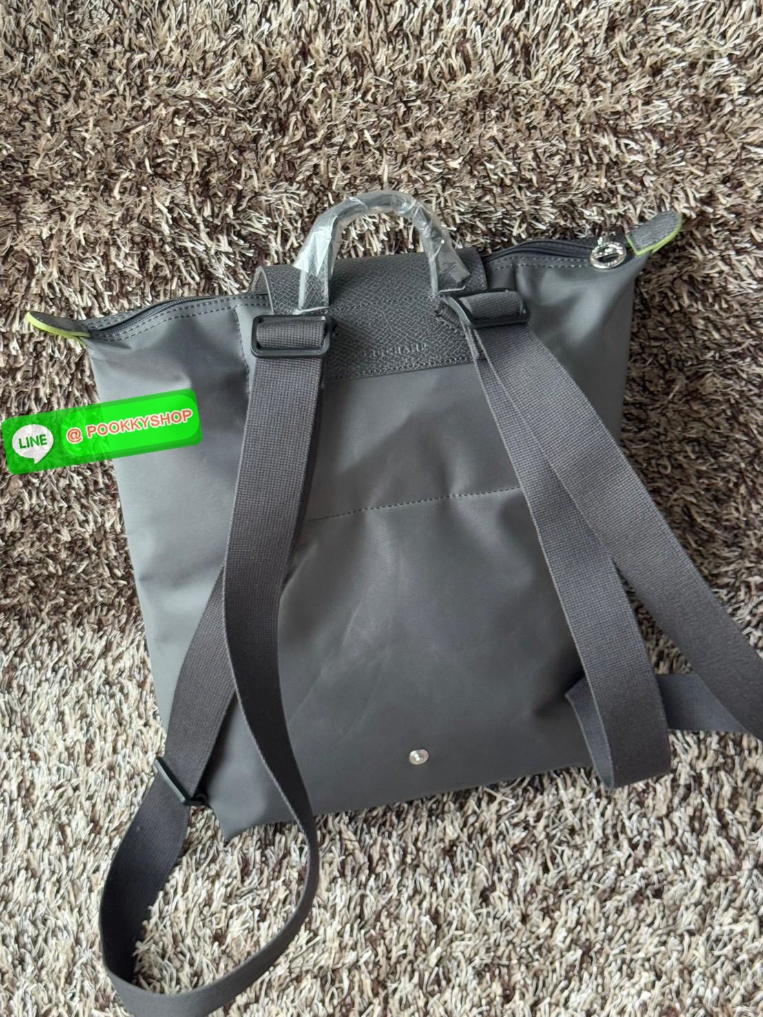 💕LONGCHAMP LE PLIAGE M BACKPACK กระเป๋าเป้น้ำหนักเบาพิเศษนี้ผลิตจากผ้าใบไนลอนรีไซเคิลที่ทนทานและพับเก็บได้ เหมาะสำหรับทุกโอกาส การออกแบบอเนกประสงค์และมีพื้นที่ภายในกว้างขวางที่สามารถเก็บแล็ปท็อปหรือโน๊ตบุ๊กได้ ในขณะที่สายสะพาย ปรับระดับได้ แมตช์ได