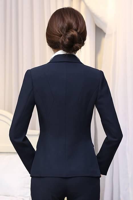 เสื้อผ้าแฟชั่นนำเข้า : เสื้อสูทแฟชั่น พร้อมส่ง สีกรมท่า ผ้าโพลีเอสเตอร์ คอตตอน 100 % เนื้อผ้าดี คุณภาพงานพรีเมี่ยม งานตัดเย็บเนี๊ยบ คอปก แขนยาว ทรงสุดเนี๊ยบ หัวไหล่ยกนิดๆ ติดกระดุมเม็ดเดียวเก๋ เข้ารูปช่วงเอว มีซับใน แต่งกระเป๋าหลอก