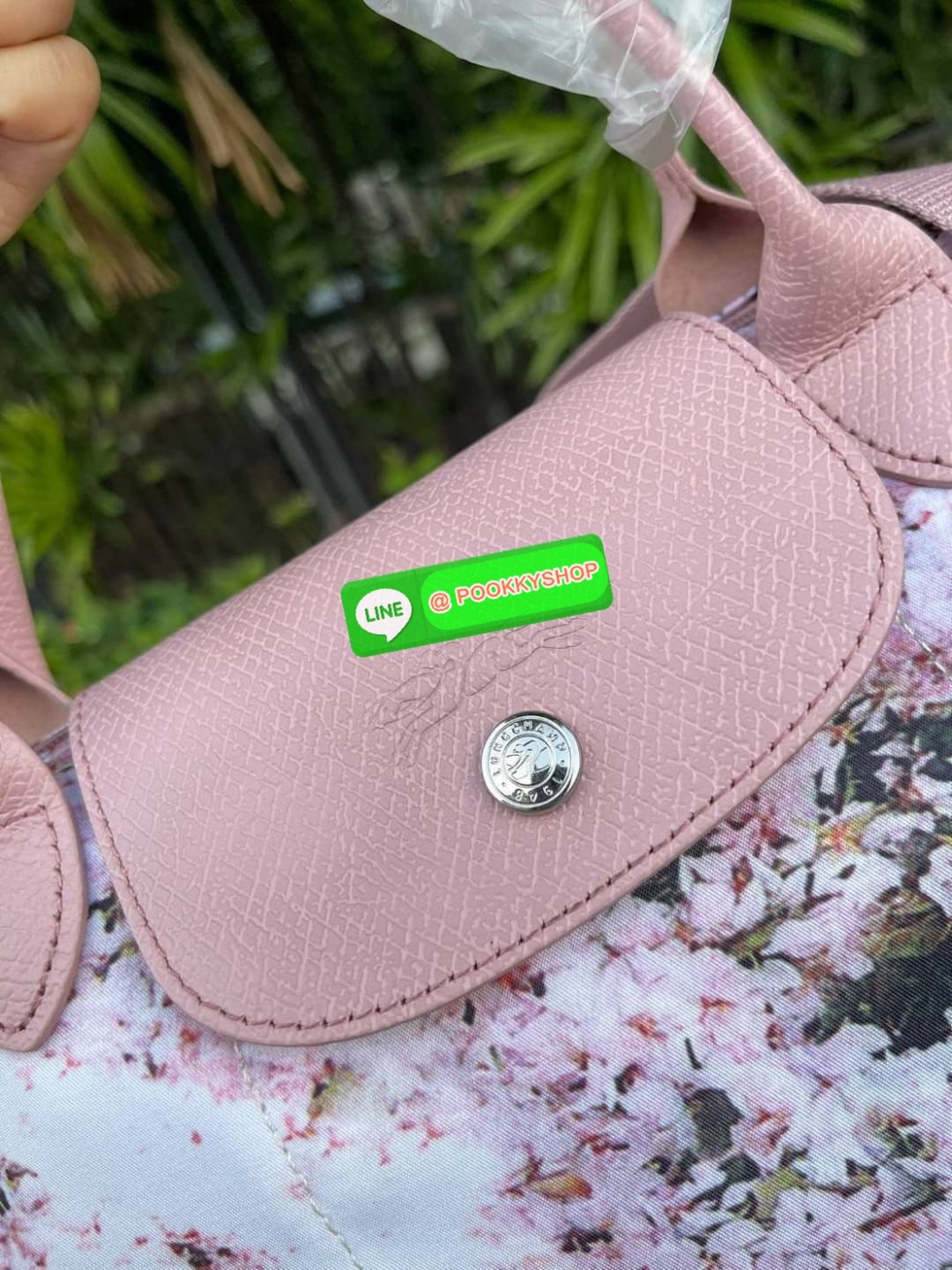 Longchamp LE PLIAGE PRINTEMPS/ÉTÉ 2021 TOP HANDLE BAG พบกับคอลเลคชั่นใหม่ล่าสุด ต้อนรับฤดูใบไม้ผลิ มีดีไซน์ที่เรียบหรูและคลาสสิก แฝงด้วยลูกเล่นแบบเฟมินีน แถมยังมีน้ำหนักเบาอย่างไม่น่าเชื่อ มาพร้อมกับหูจับกระเป๋าคู่และฝาปิดแบบกระดุม กระเป๋าถือใบนี้สามารถใช