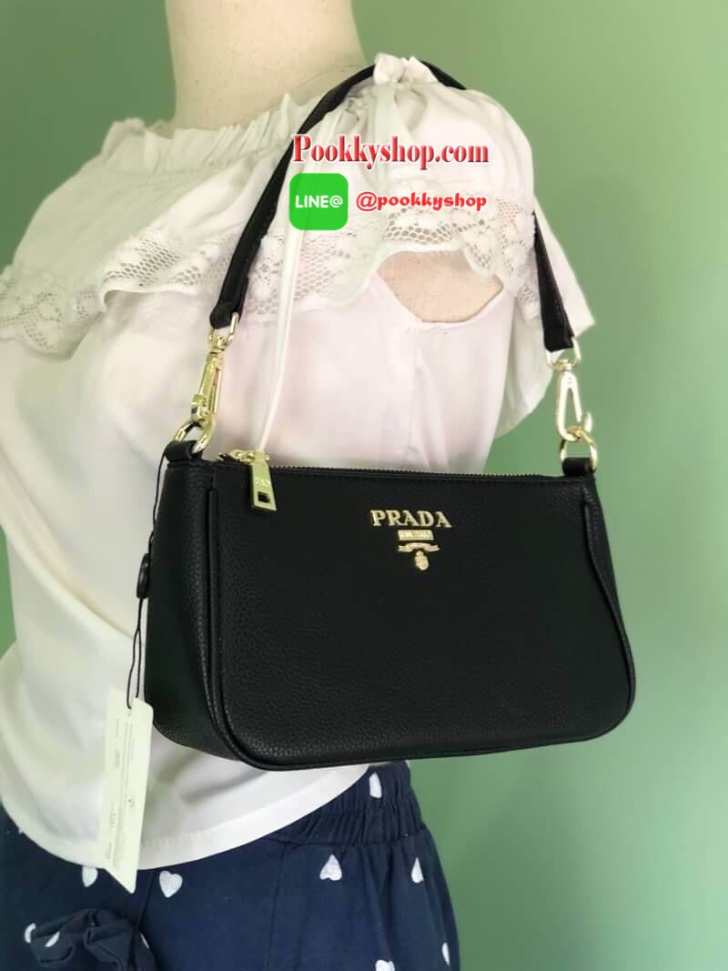NEW! PREMIUM GIFT จาก PRADA SHOULD BAG กระเป๋าอเนกประสงค์สะพายวัสดุหนัง Saffiano ลายคาเวียร์อยู่ทรงสวยหรูคลาสสิค ขนาดกำลังดี น้ำหนักเบา เปิดปิดด้วยซิปปั้มโลโก้ ภายในมีโลโก้ ช่องซิป และช่องใส่ของ หัวซิปปั้มโลโก้ ใส่กระเป๋าสตางค์ใบยาวเเละของใช้ได้เยอะ มาพร้