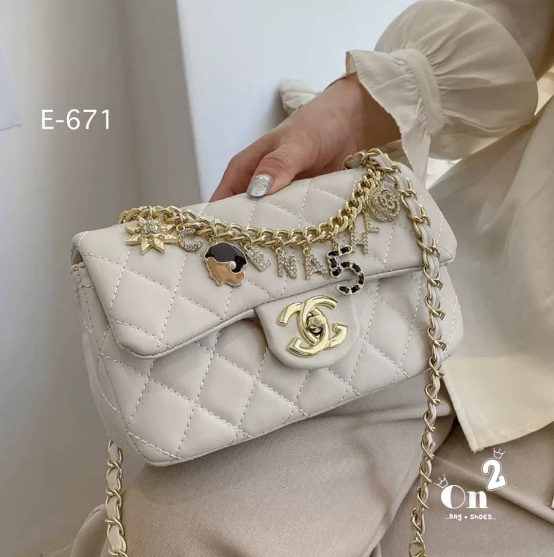 กระเป๋าสะพายชาแนล ทรงคลาสสิคเปิดหน้าอะไหล่สีทอง งานสไตล์แบรนด์ สายสะพายยาวครอสบอดี้ได้ค่ะ พร้อมส่ง 5 สีค่ะ