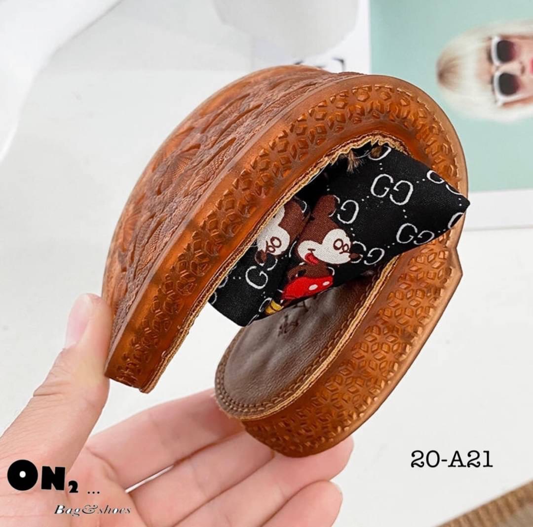 Korea style shoes งานนำเข้า เกาหลีสวยๆรองเท้าแตะสวม หน้าแต่งผ้าลายมิ๊กกี้พื้นเป็นพื้นยางใสอย่างดีกันลื่น งานจริงน่ารักน่าดู คุนนู๋มากกพื้นนิ่ม ใส่สบายมากพร้อมส่ง 2 สี งานดีงานเริ่ส รีบมาตำไปใส่สวยๆกันเลยจ้าาาาา