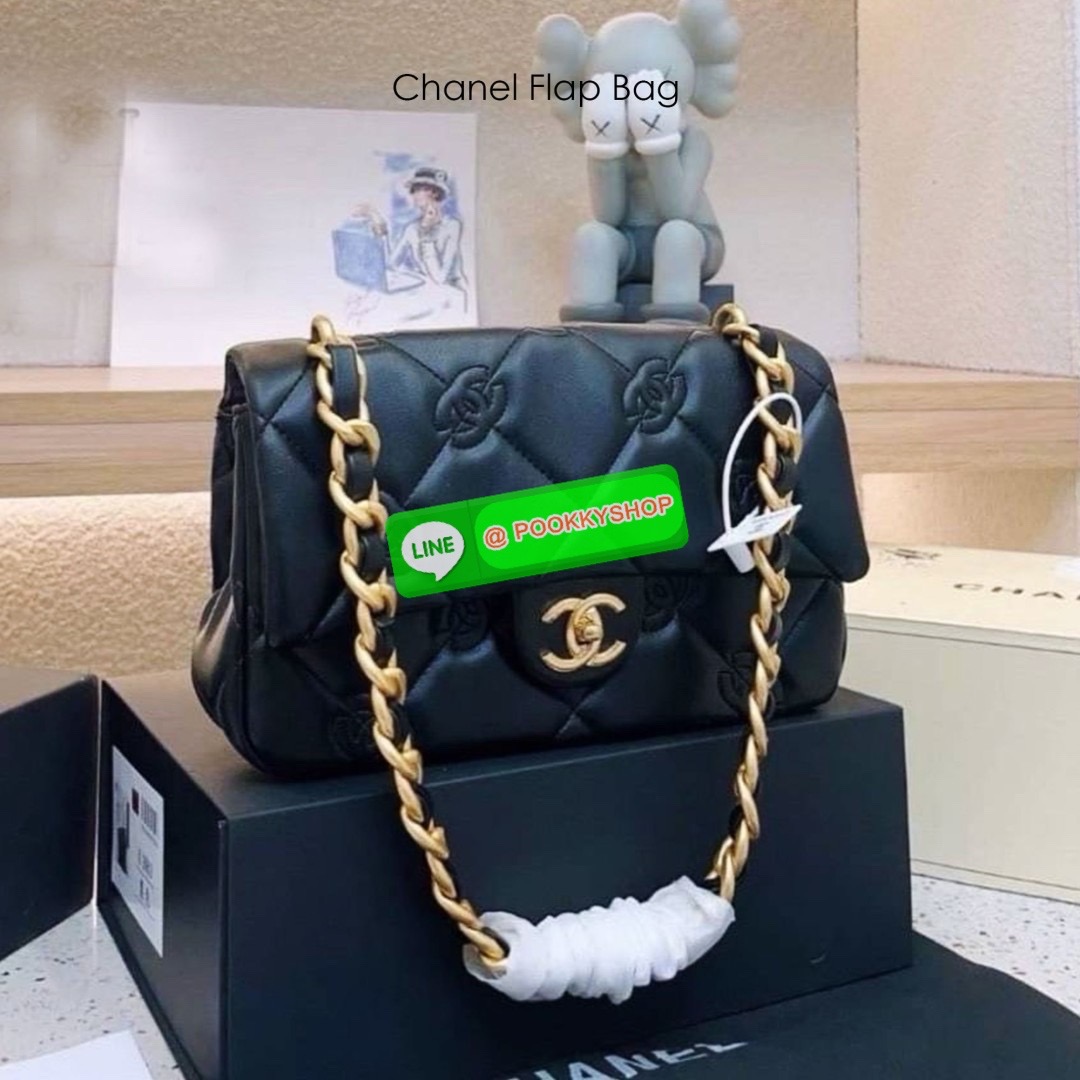 Chanel Flap Bag กระเป๋าสะพายทรงคลาสสิกดีไซส์เป็นเอกลักษณ์ที่ ปั้มโลโก้แบรนด์ที่ตัวกระเป๋า สวยเด่นชัด มาพร้อมสายสะพายโซ่สลับหนังเส้นใหญ่ ทนทาน ดูแพง ชวนสะสม ตอบโจทย์ได้ดีกับทุกสไตล์