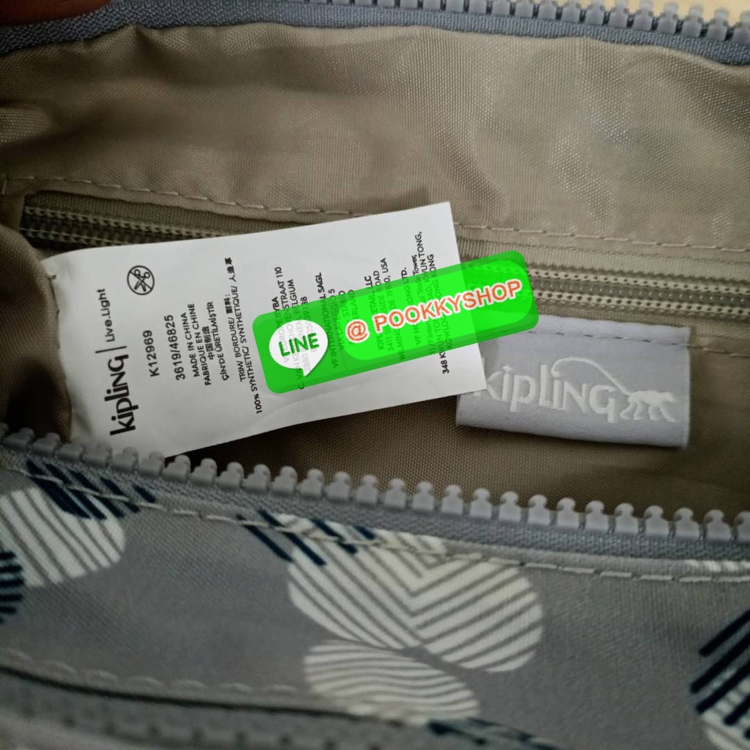 KIPLING RETH CROSSBODY BAG วัสดุ Nylon+polyester กระเป๋าสะพายข้างหรือ สะพาย Crossbody ได้ เปิด-ปิด ด้วยซิปปั๊มแบรนด์ที่หางซิป พร้อมช่องช่องหน้าแยกใส่ของใช้เล็กๆ น้อยๆ ได้ ช่องหลัก 2 ช่อง ด้านในโล่งกว้าง สามารถจุสัมภาระได้เยอะ มีช่องซิปด้านในและสายคล้องพวง