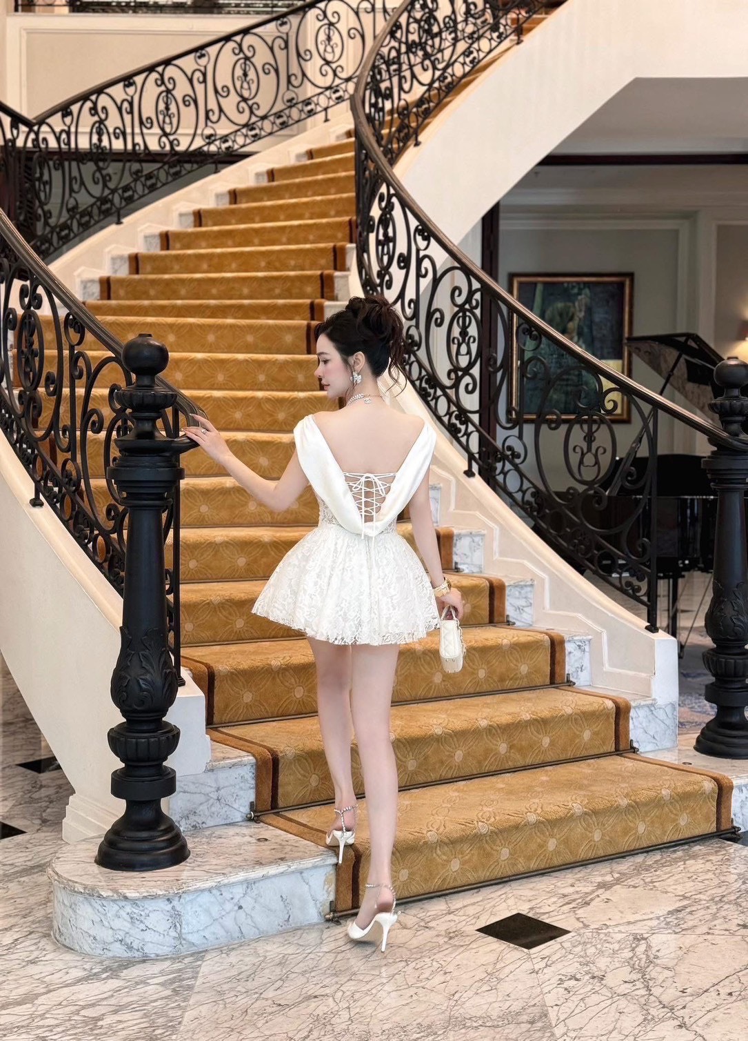 เดรสแฟชั่น มินิเดรสลูกไม้สีขาว คอถ่วงด้านหน้าตกแต่งด้วยผ้าซาติน