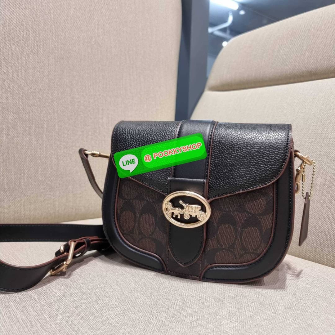 COACH C3593 GEORGIE SADDLE BAG IN COLORBLOCK SIGNATURE CANVAS WITH RIVETS ยกระดับความหรูให้กับตัวเองกันหน่อย ด้วยกระเป๋ารุ่นนี้!! ครอสบอดี้ที่ดีไซน์หรู อัพเลเวล ในราคาที่จับต้องได้ วัสดุหนังแคนวาสเคลือบสลับหนังเรียบ พิเศษไปอีกตกแต่งขอบด้วยหมุด เพิ่มดีเทลก