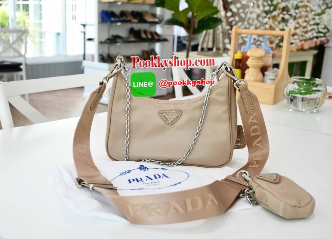 PRADA nylon mini รุ่นใหม่ มาแรง!!! ไอเท็มยอดฮิต วัสดnylon กันน้ำ มีสาย2แบบ สายยาวปรับระดับได้ฟรีไซด์และสายโซ่คล้องแขน มีป้ายแท็คหนัง อย่างดี และกระเป๋าใส่เหรียญน่ารักๆ อะไหลเงินปั้มแบรนด์แท้ทุกจุด ทรงสวย ถอดเปลี่ยนสายได้ เปิดปิดด้วยซิป ด้านในมีป้ายโลหะแบร