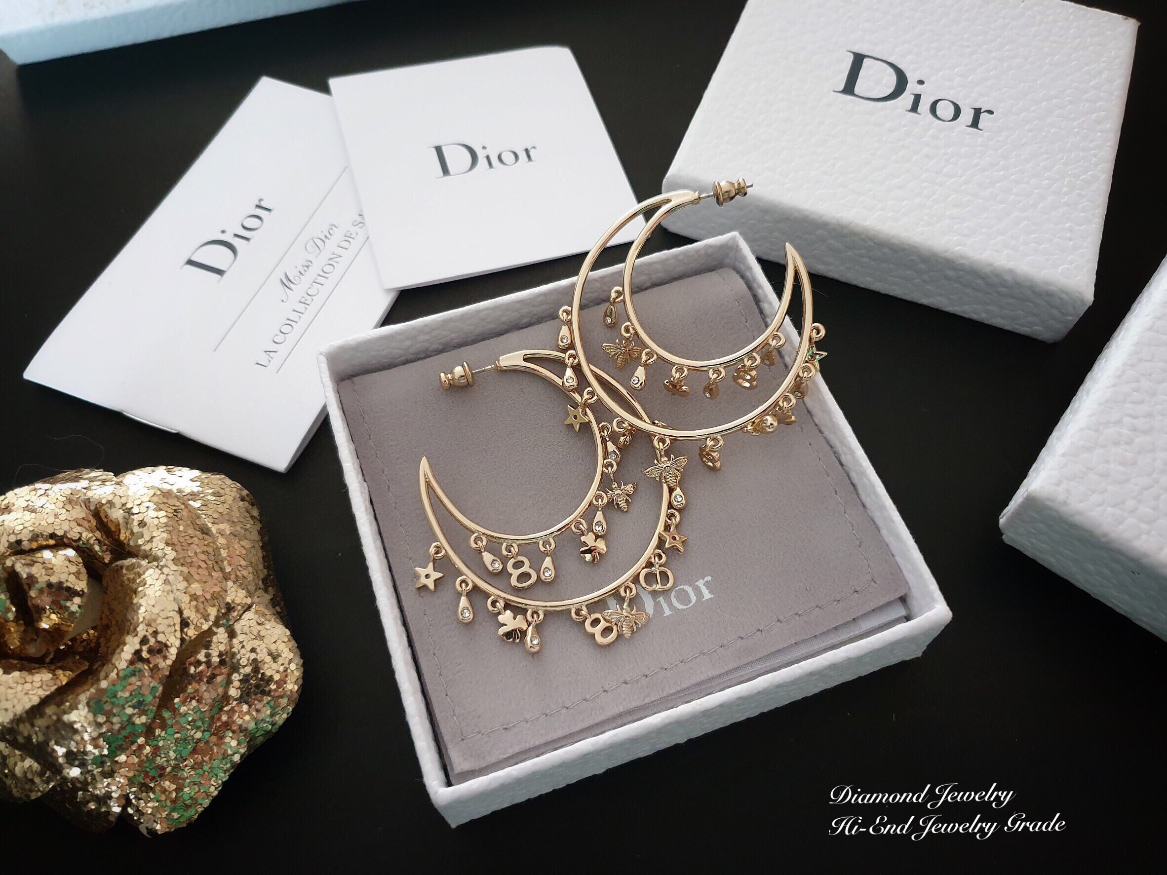 New Arrival !!!! Christian Dior Earring ต่างหูห่วงพระจันทร์คริสเตียนดิออ งานโซ่ คอลเลคชั่นใหม่ล่าสุด งานเพชร CZ แท้ อะไหล่สีทองเงารับรองสวยวิ้งมากกกกก งานดี ตัวเรือนเงาวิ้งมากๆคะรับประกันความพอใจเลยค่ะ ตัวเรือนสีทองเงาดูหรูมากๆค่ะ ใส่ออกมาน่าร๊ากกกก จัดเล