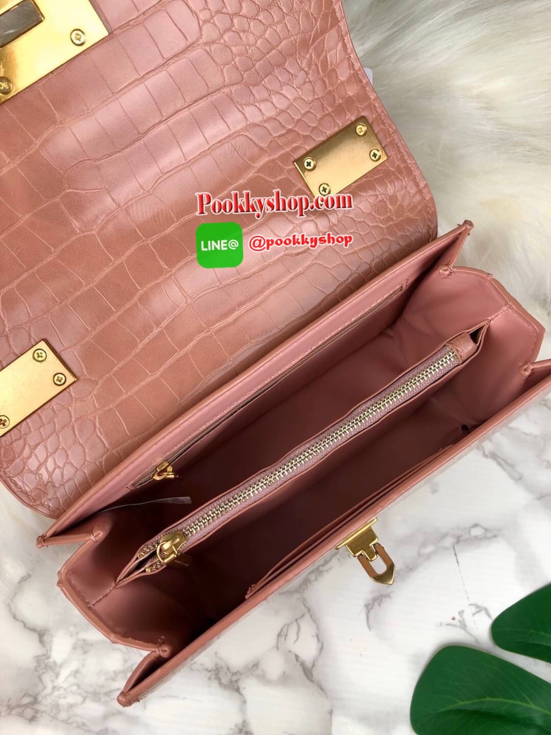 กระเป๋าสะพาย/ถือลายจระเข้รุ่น CHARLES & KEITH CROC-EFFECT CHAIN STRAP CROSSBODY BAG ด้านหน้าปั๊มแบรนด์ เปิดปิดแบบเปิดล็อก ด้านในแบ่งออกเป็น 2 ช่องใหญ่ มีช่องซิปตรงกลาง ช่องการ์ด 4 ช่อง ด้านในสามารถใส่กระเป๋าเงินใบกลางได้ /iPhone plus สายสะพายเป็นสายโซ่ครึ