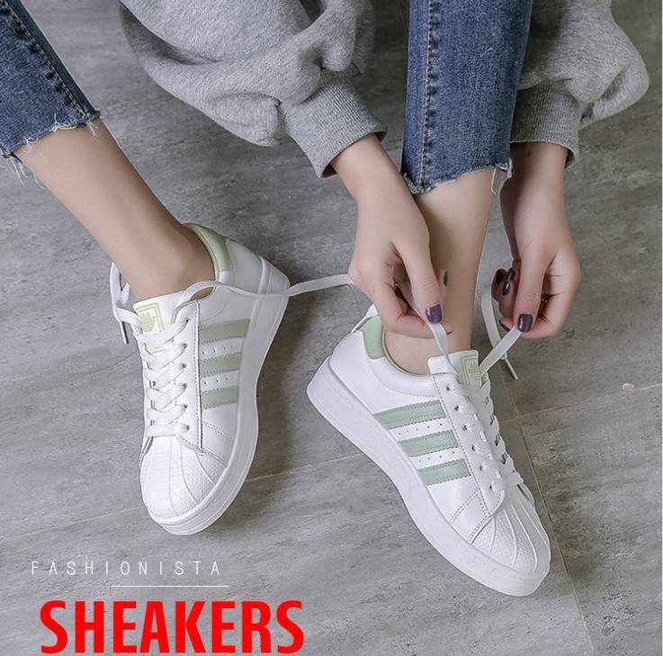 สินค้ามาใหม่ พร้อมส่งเลยจ้า!! Fashion Sneaker ทรง Super Starในตำนาน!! รองเท้าผ้าใบหนังนิ่ม วัสดุ pu เนื้อหนาคุณภาพดี ดีไซน์เรียบเก๋ แต่งแถบหนังด้านข้างสวยโฉบเฉี่ยวสไตล์งานแบรนด์ พื้นยาง 1นิ้ว ยึดเกาะเยี่ยมเดินไม่ลื่น ทรงแน่นงานดีมากใส่สบายนิ่มเท้า ใช้งานย