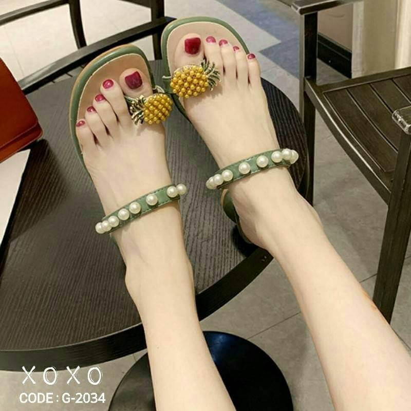 สินค้าพร้อมส่ง แตะสวมมีส้นเล็กน้อย งานใส่สบาย ส้นทรงสวย วัสดุหนัง PU สวมนิ้วโป้ง อะไหล่ทรงรูปสับปะรด สวย เก๋ เด่น คาดทับแต่งคาดไข่มุกด้านบน อีกชั้น สวยงาม สวมใส่แมทส์ชุดง่าย น้ำหนักเบา