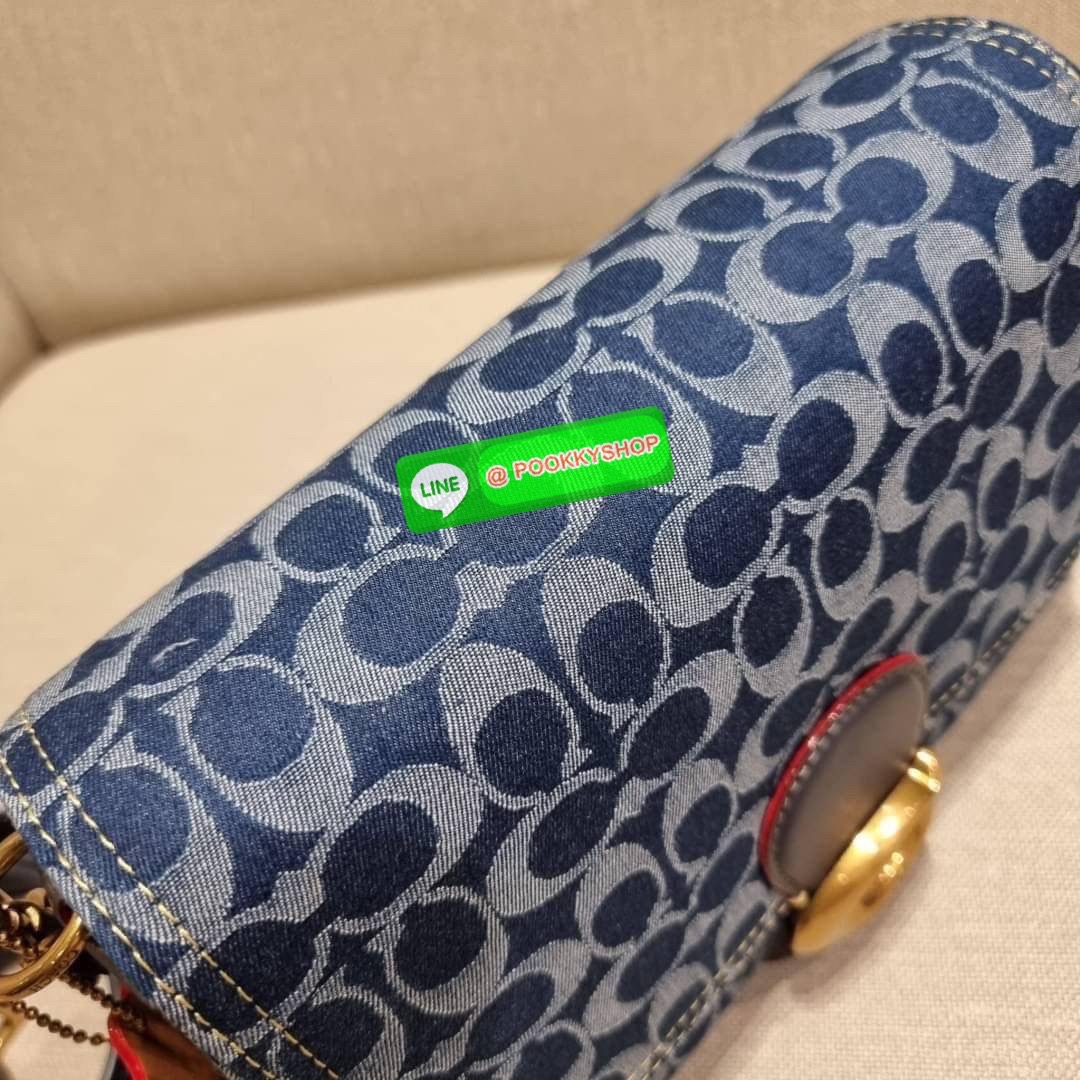 COACH CA105 SOFT TABBY SHOULDER BAG IN SIGNATURE DENIM ใหม่ล่าสุด กระเป๋าสะพายไหล่/สะพายข้าง ดีไซน์วินเทจย้อนยุค สวยคมชัด ด้วยดีไซน์สีเดนิม ให้ดูคลาสสิคมากขึ้น วัสดุผ้าเดนิมลายซิกเนเจอร์ น้ำหนักเบา เปิด-ปิดด้วยฝาปิดแม่เหล็ก ด้านหลังมีช่องซิป ภายในเป็นช่อง