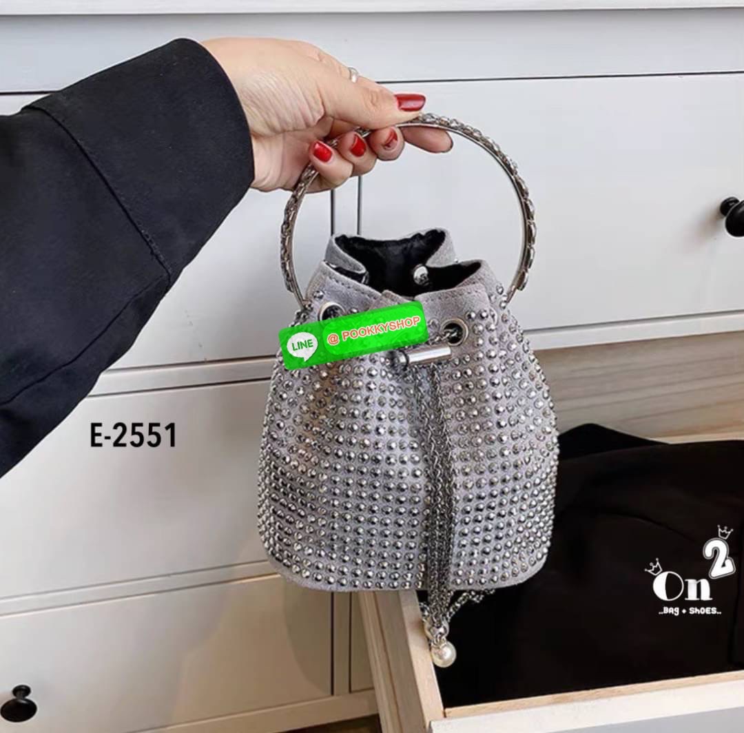 New arrivals 👜👜กระเป๋าแฟชั่นมาใหม่ ทรงขนมจีบ เปิดปิดแบบหูรูด วิ้งๆ น่าใช้มากค่ะสายสะพายโซ่แบบ Cross body จับจองกันเลยคร่าสาวๆไม่มีไม่ได้แล้ว สวยทุกสีคร่า