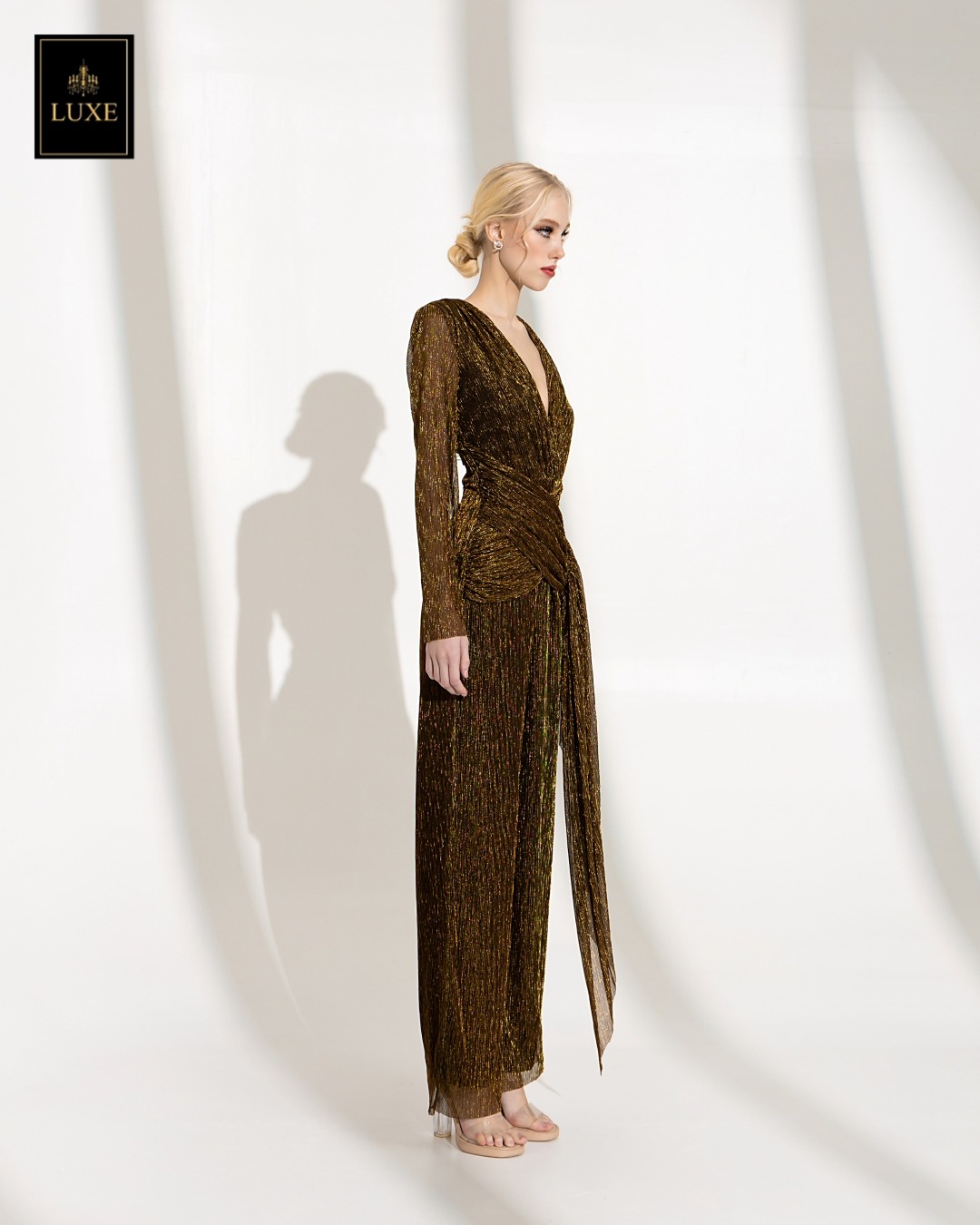 จั๊มสูทแฟชั่น จั๊มพ์สูทเสื้อคอวีป้ายแขนยาว กางเกงขากระบอกตรง