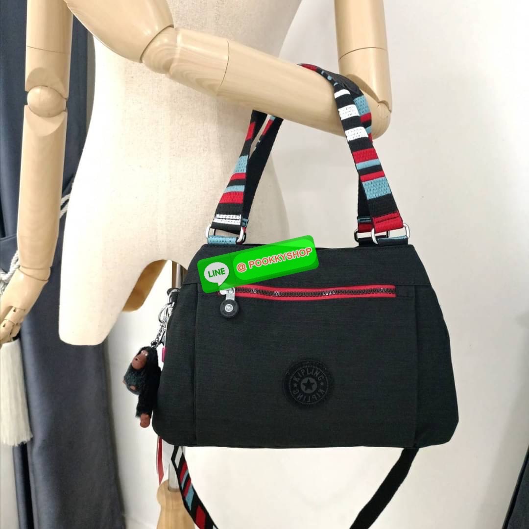KIPLING ELISE HANDBAG กระเป๋าถือและสะพายไหล่ ขนาดกำลังพอดี จุของได้มาก มีหูจับสองสาย ถือสะดวก น้ำหนักเบา มีช่องซิป ด้านหน้า ช่อง กระเป๋าหลักเปิด-ปิดด้วยซิป มี3 ช่องว่างใส่ของได้จุมากๆ ใส่มือถือได้ กระเป๋าสตางค์ใบยาว และ เครื่องสำอางค์ได้หลายชิ้นเลยค่ะ เก็