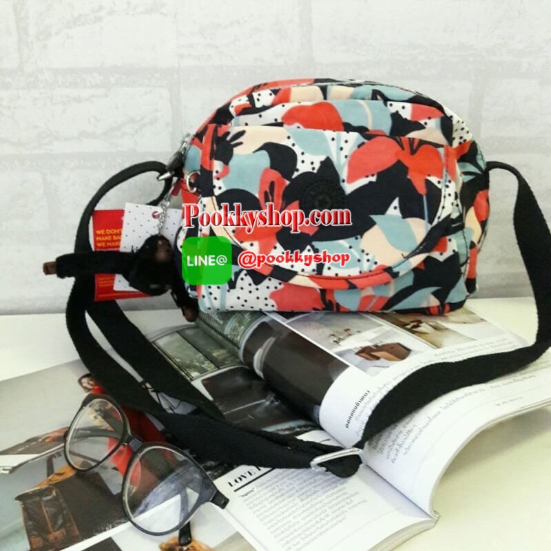 พร้อมส่ง KIPLING mini handbag k15313 กระเป๋าสะพายสุดน่ารัก ด้วยทรงกระเป๋าที่แสนจะน่ารัก มีความโค้งมน ขนาดกำลังดี ใช้งานง่ายๆในทุกวันของคุณ มีช่องด้านหน้าเปิดปิดง่ายด้วยตีนตุ้กแก และช่องอเนกประสงค์ปิดมิดด้วยซิป พร้อมพวงกุญแจน้องลิงอันเป็นเอกลักษณ์ของแบรนด์