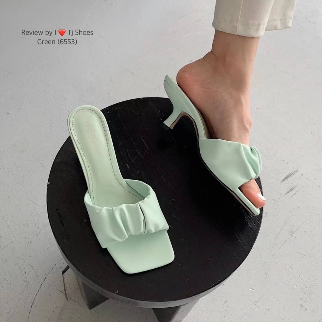 !!! พร้อมส่งรองเท้านำเข้าที่สวยเกร๋ขายดีสุดๆ !!! หนังรุ่นนี้นิ่มมากสวยมาก สวมใส่ง่าย เรียบหรูดูดี ใส่ได้เรื่อยๆ ไม่ตกเทรนด์ แมทกับชุดอะไรก้ดูเก๋ดูแพงมาก ควรมีไว้เป็นคู่โปรด ของจริงงานดีมากสวยมาก ตรงปกแน่นอน เพราะรูปถ่ายจากสินค้าจริง เป็นรุ่นที่แนะนำ รีบสั