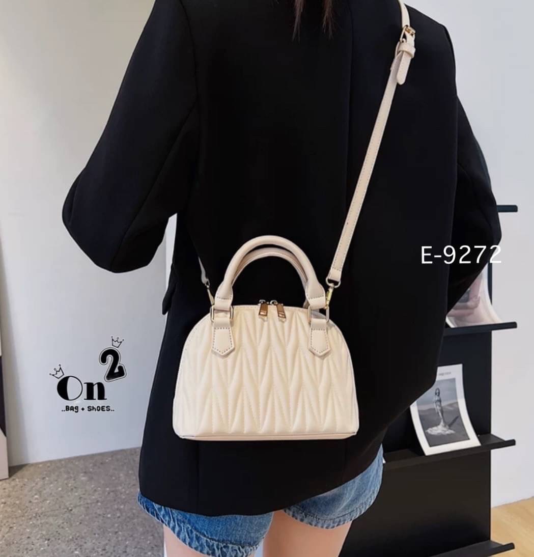 Hot item 🔥🔥 กระเป๋ามาใหม่สไตล์เกาหลี ทรงโดมงานซิปคู่ ตัวกระเป๋าปักลายแน่นๆ มาพร้อมสายสะพายยาวถอดออกถือได้ค่ะ พร้อมส่ง 4 สีค่ะ