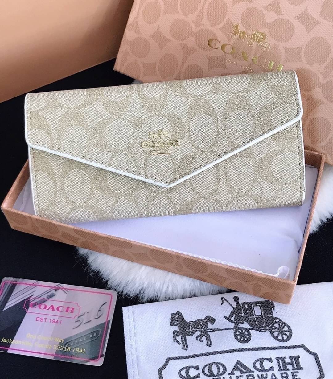 กระเป๋าสตางค์ coachสองพับ ใบยาว งานเกรดพรีเมี่ยม ปั้มทุกจุด ลายฮิตของCoach ด้านใน 2 ช่องใส่เเบงค์ ใส่บัตร 1 ซิปตรงกลาง ภายในมี 2 ช่อง มีช่องซิปตรงกลาง ปิดเปิดแบบกระดุม งานสวย