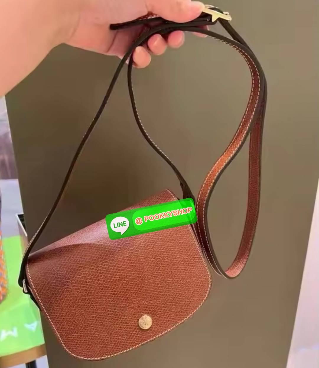 💕Longchamp Epure Crossbody Bag ด้วยรูปแบบที่ชวนให้นึกถึงฝาพับของ Le Pliage กระเป๋าสะพายข้างขนาดเล็กใบนี้มีทั้งความอ่อนเยาว์และความเป็นผู้หญิงในเสน่ห์ของมัน โดดเด่นด้วยรูปทรงกระเป๋าแบบอานม้า ยกย่องให้กับตำนานนักขี่ม้าของ Longchamp EPURE สายสะพายซึ่