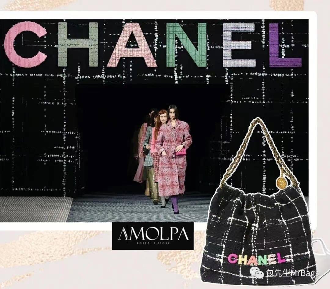 มาต่อที่ ACCESSORIES กระเป๋า CHANEL 22 HANDBAG สวยตาแตก ปังสุดๆ ในคอลเล็คชั่นล่สสุด Spring Summer 2022 กระเป๋าที่ตอบโจทย์การใช้งานของสาวๆ เรียกว่า every day bag ก็ได้น้าา รูปทรงสี่เหลี่ยม ดีไซน์เรียบง่าย แต่ยังคงความหรูหราด้วยวัสดุผ้าทวิต ปักตัวอักษร CHAN